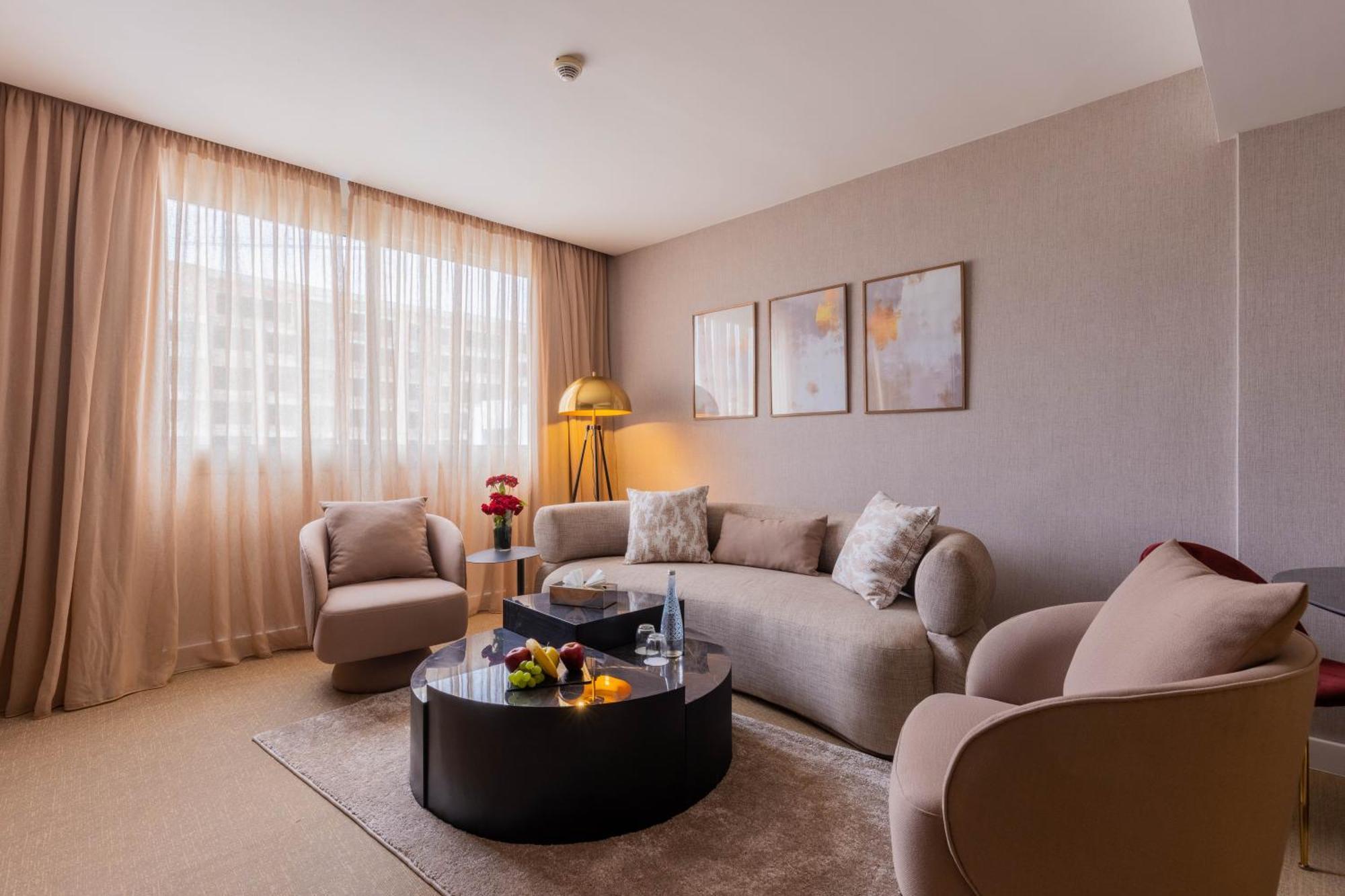 Executive Suite King Size Bed Pool View