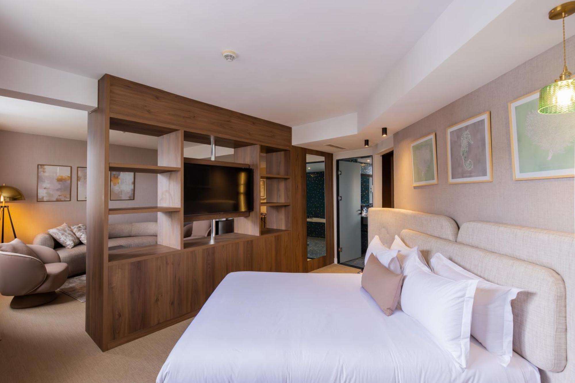 Executive Suite King Size Bed Pool View