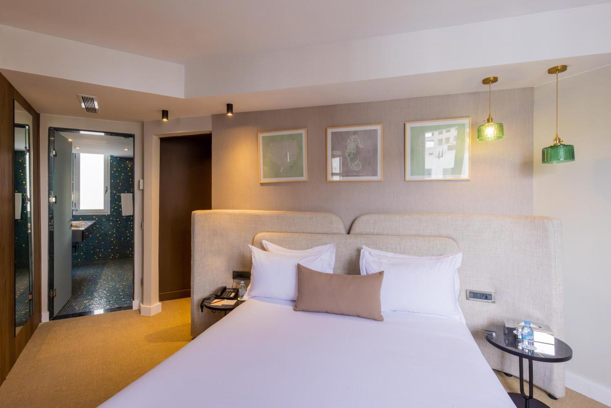 Executive Suite King Size Bed Pool View