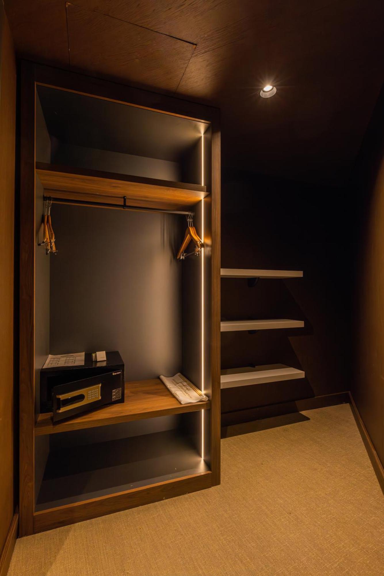 Executive Suite King Size Bed Pool View