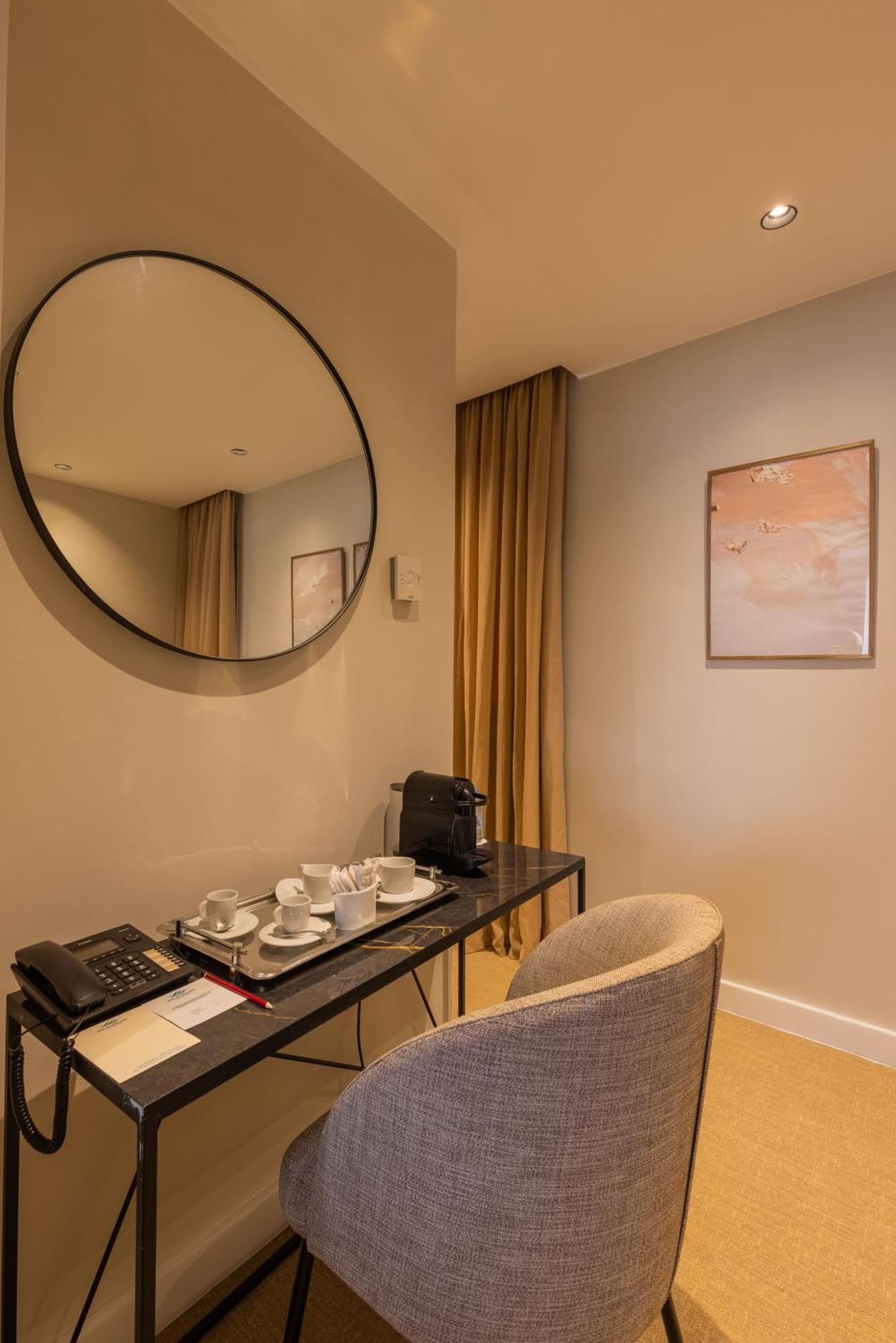 Executive Suite King Size Bed Pool View